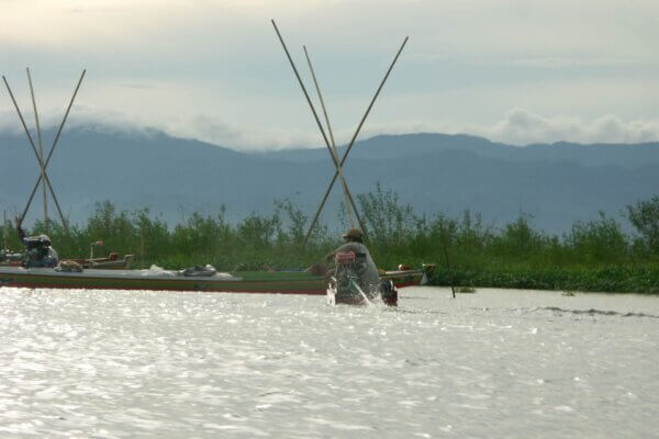 Pécheurs sur lac Tempe a Sulawesi
