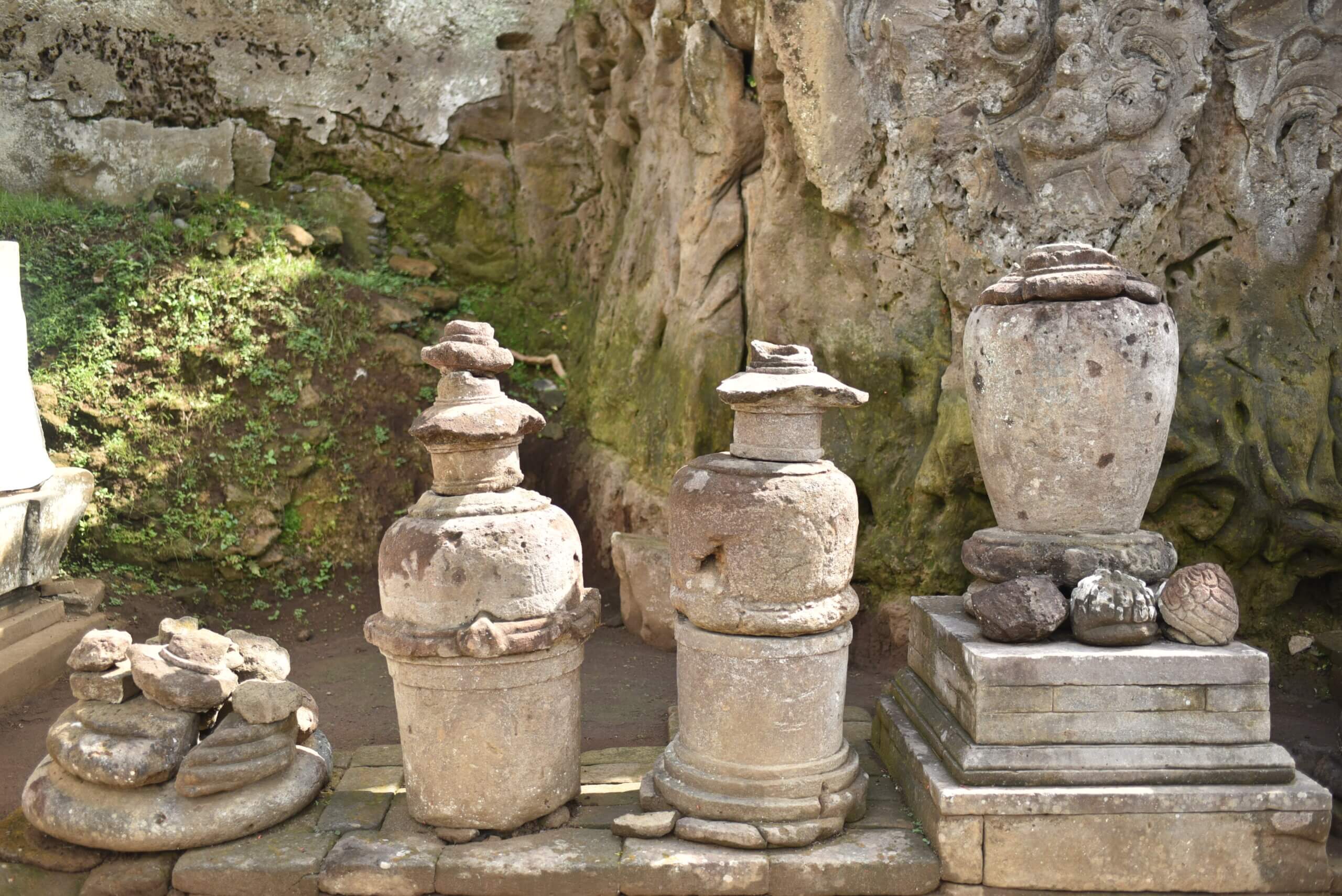Poteries représentatives au temple de Goa Gajah