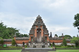 Aux porte du temple Taman Ayun