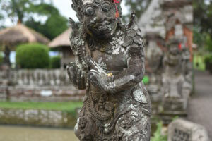 Statue au temple Taman Ayun