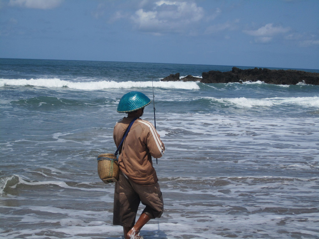 Pêcheur sur la plage à Bali