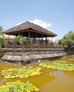 Bassin au temple de Bali Klungkung