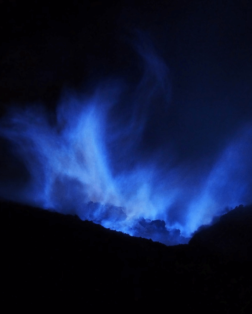 Flammes bleuâtres du Mont Kawah Ijen au sud de l’île de Java