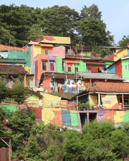 Quartier de maisons colorées à Malang sur líle de Java