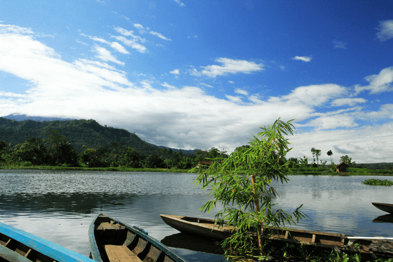 Lac de Waduk Selorejo dans la region de Malang à Java