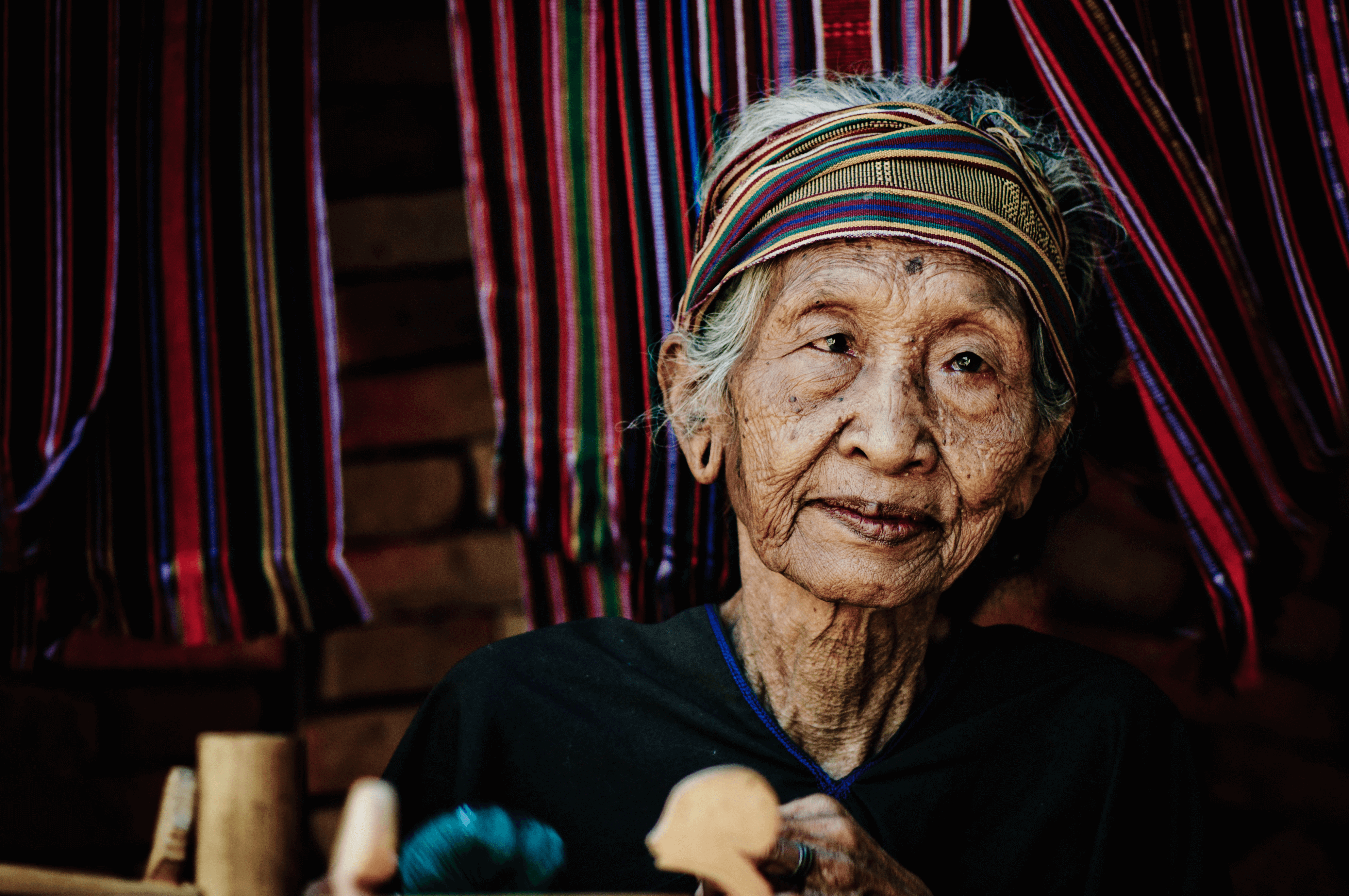 Portrait d'une tisseuse d'ikat du village traditionnel de Pringgasela