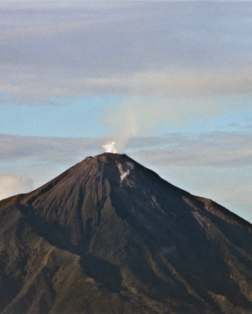 Volcan Karangetang sur l’île de Siau au Nord de la Sulawesi
