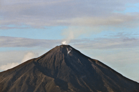 Volcan Karangetang sur l’île de Siau au Nord de la Sulawesi