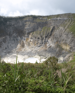 Cratère du volcan Mahawu nord Sulawesi