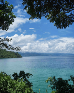 Lac de Poso au nord Sulawesi en Indonésie