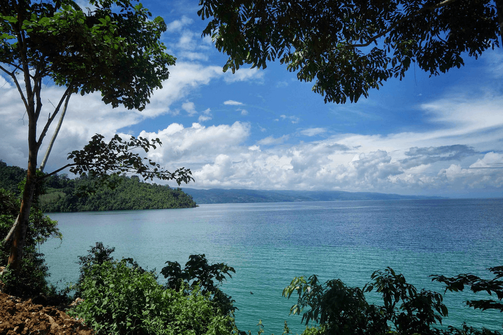 Lac de Poso au nord Sulawesi en Indonésie