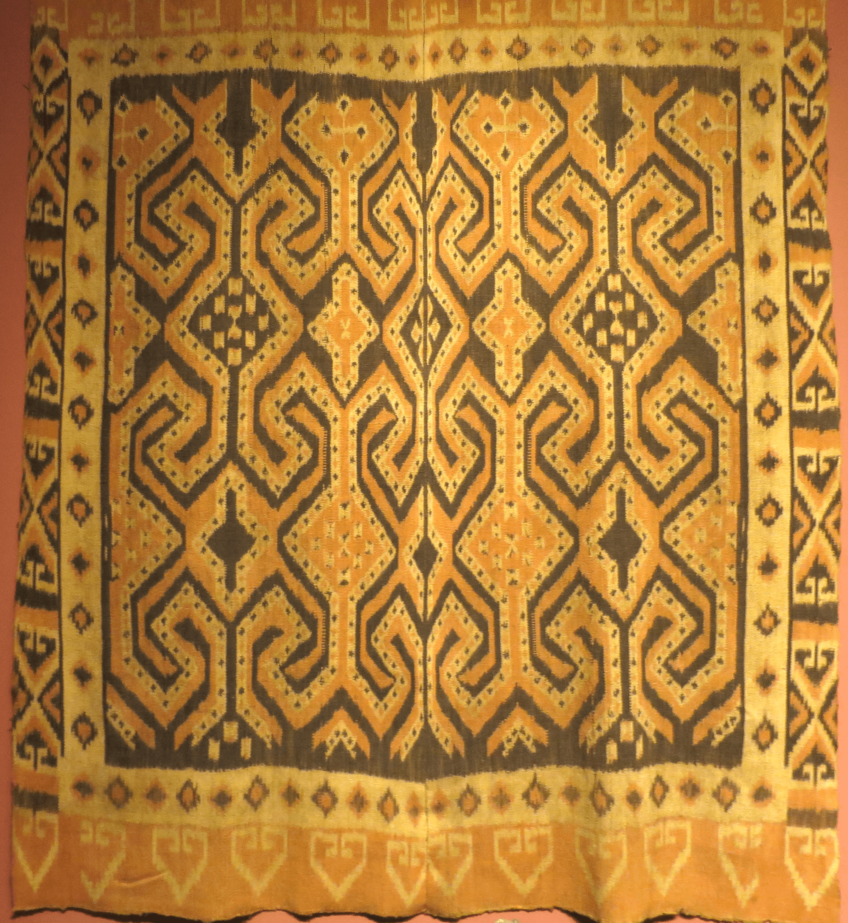 Ikat tissu traditionnel en soie naturelle de la région du lac Senkang au sud de la Sulawesi en Indonésie