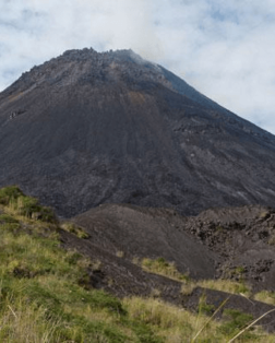 Ascension Volcan Soputan nord Sulawesi en Indonésie
