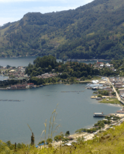 Ville de Parapat au bord du lac Toba à Sumatra