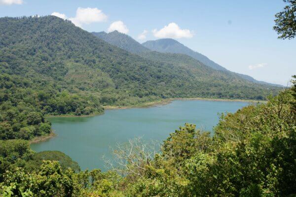Vue du lac Bratan sur Bali