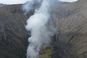 Cratère actif du volcan Bromo à Java en Indonesie
