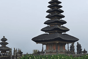 Temple du lac Beratan à Bedugul sur l'ile de Bali