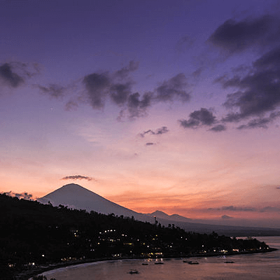 Le Mont Agung au coucher de soleil à Amed