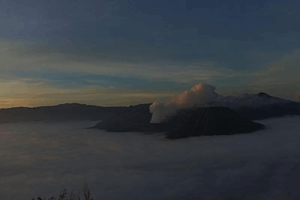 Mont Bromo au lever du soleil sur l’île de Java