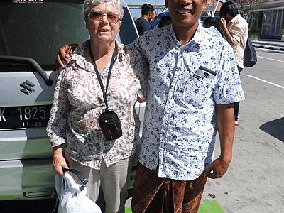 Voyageuse senior Archipel360 avec son chauffeur Balinais