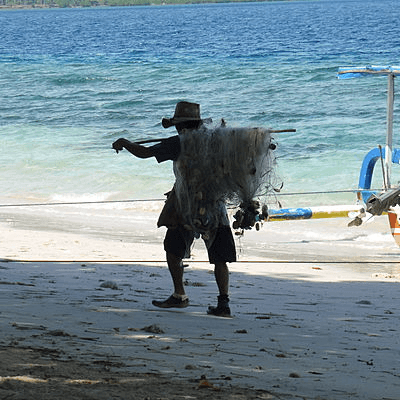 Pêcheur plage de Lombok en Indonésie