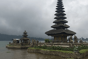 Lac Bratan à Bedugul sur l’île de Bali en Indonésie