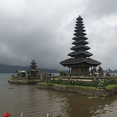 Lac Bratan à Bedugul sur l’île de Bali en Indonésie