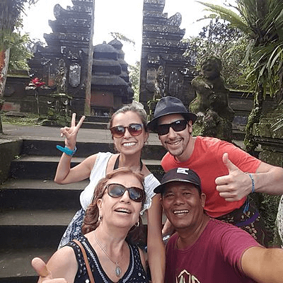 Voyageurs Archipel360 avec leur chauffeur au temple de Batukaru à Bali