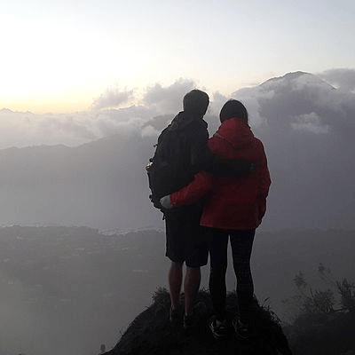 Couple de Voyageurs Archipel360 au sommet du mont Batur