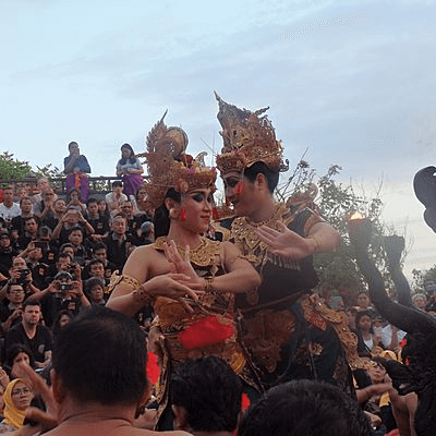 Dance Kecak au temple d'Uluwatu sur l'íle de Bali