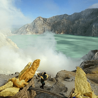 Lac d'acide au Volcan Kawa Ijen à Java
