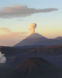 Volcan semeru sur l'ile de Java
