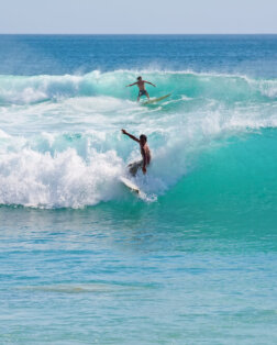 Surfeurs à Kuta, Bali