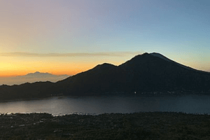 Vue sur le volcan Agung et sur le lac du mont Batur