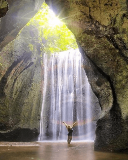 Cascade au milieu d'un canyon à Bali