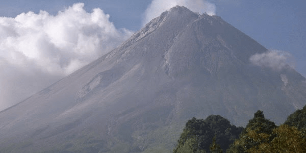 Le majestueux volcan Galunggung à Java