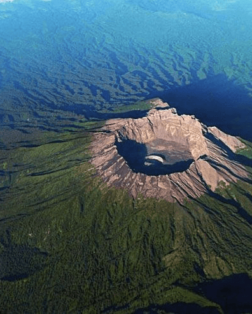 L'impressionnant cratère du volcan Raung à Java