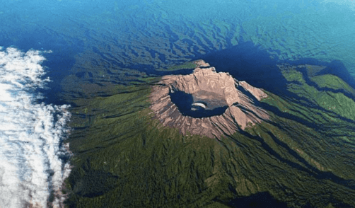 L'impressionnant cratère du volcan Raung à Java