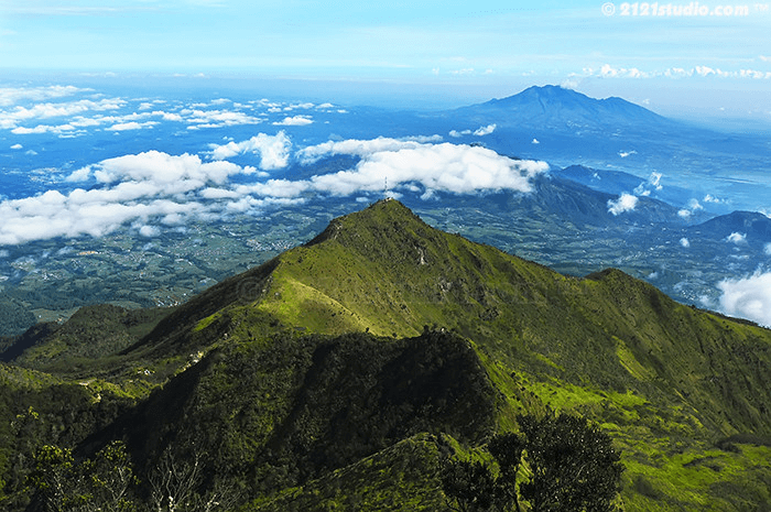 Vue sur le volcan Ungaran à Java