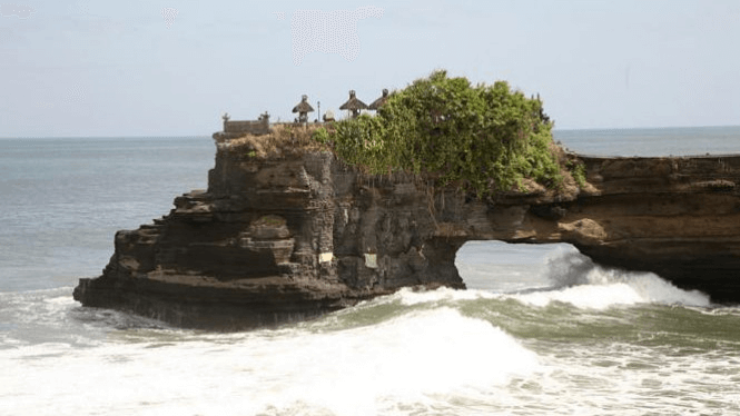Temple de Pura Batu Blong sur son rocher à Lombok
