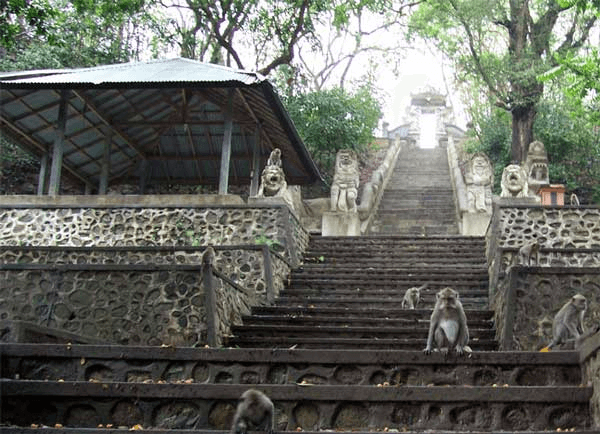 Les nombreuses marches du temple de Pura Gunung Pengsong à Lombok