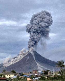 Eruption du volcan Bukilumut Balai sur l’île de Sumatra