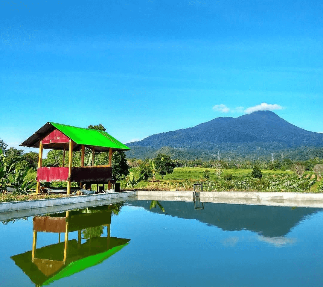 Bassin d'eau douce , avec vue sur le volcan Seulawah Agam a Sumatra