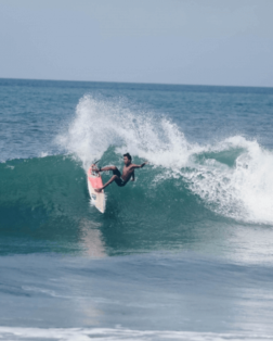Surfeur sur la plage de Berawa à Bali