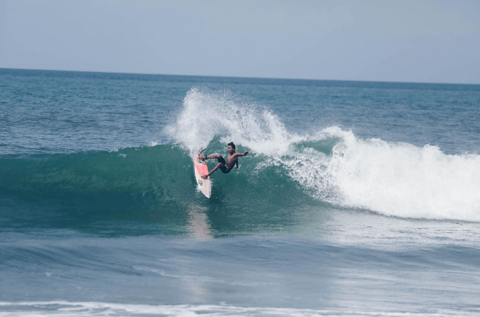 Surfeur sur la plage de Berawa à Bali