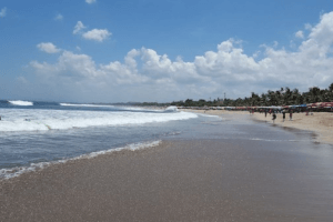 Long ruban de sable sur la plage de Kuta à Bali