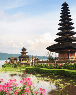 Le temple de pura Ulun sur le lac Bratan à Bali