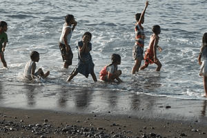 Enfants se baignant sur la plage de Bali