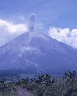 Eruption du Vocan Iyang Argapura à Java