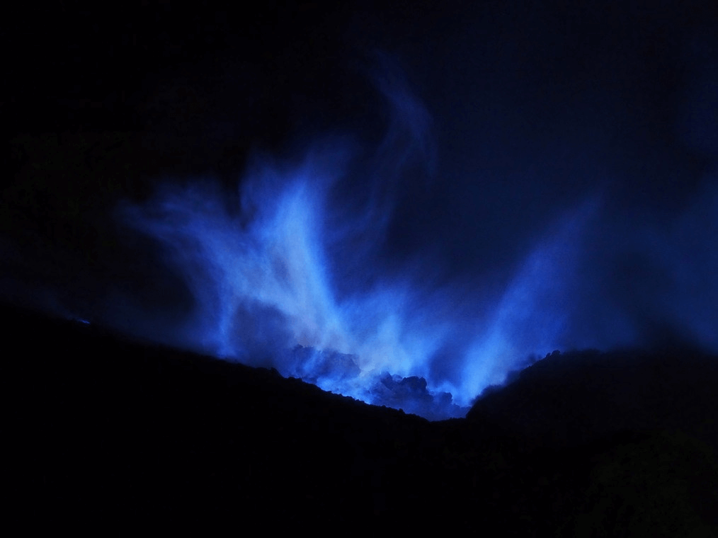 Blues fires au volcan Ijen a Java
